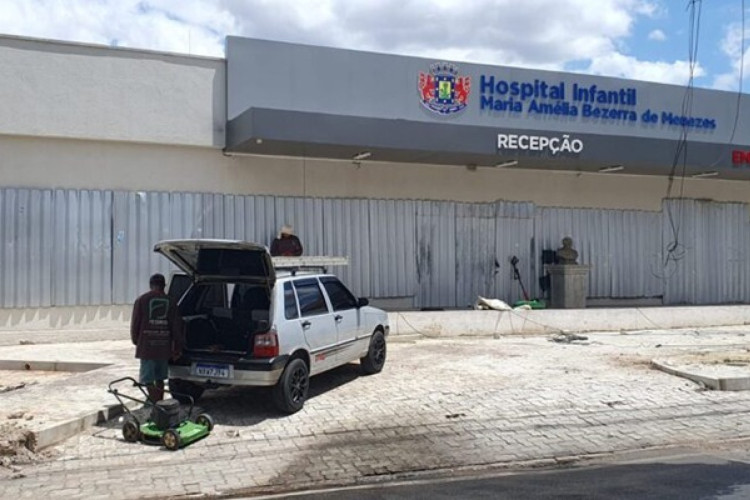 Dentre as obras paralisadas em Juazeiro estão a reforma do Memorial Padre Cícero e do Hospital Maria Amélia, iniciada em 2018 mas que os insumos para concretizar o projeto estão paralisados 