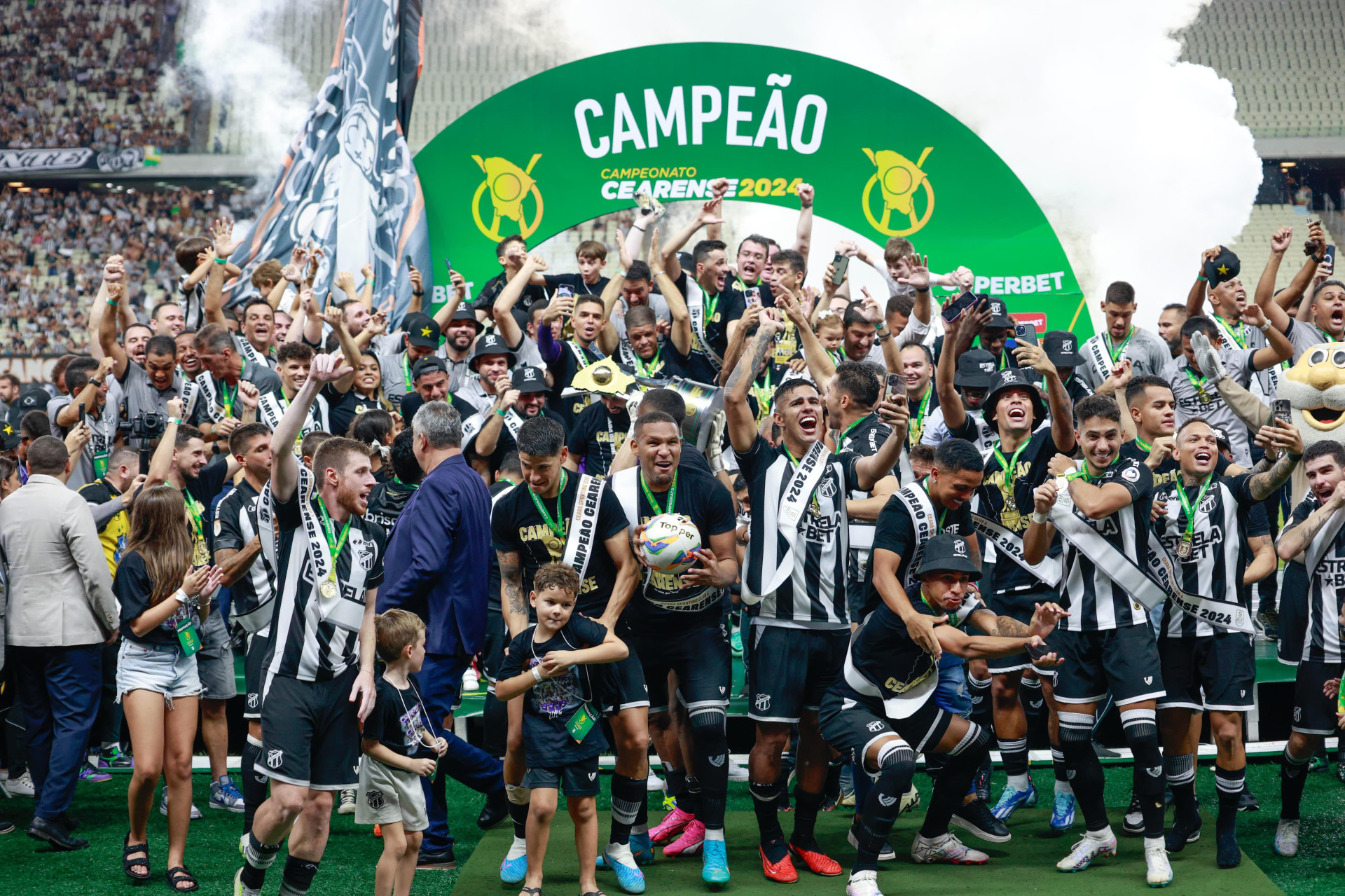 Jogadores do Ceará comemoram título do Campeonato Cearense de 2024 (Foto: FCO FONTENELE)
