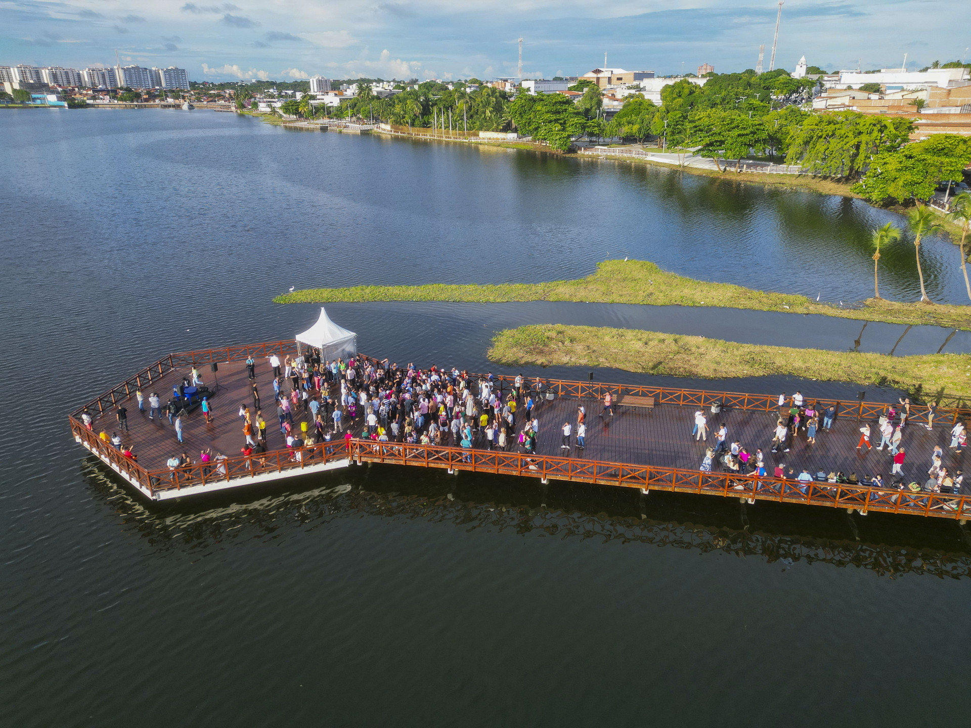 ￼PÍER na Lagoa de Messejana foi restaurado depois de mais de um ano de atraso nas obras de reforma (Foto: FCO FONTENELE)