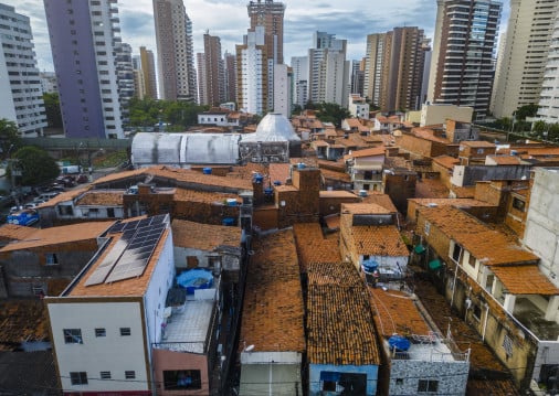 Mobilidade social das classes D e E deve ser limitada na próxima década, segundo pesquisa. Imagem aérea do Campo do América, comunidade pobre fincada no bairro Meireles, bairro nobre de Fortaleza.