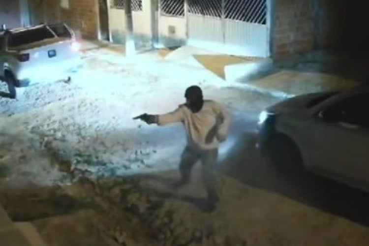 As câmeras de segurança do local registraram o momento em que os homens invadem e matam mulher a tiros