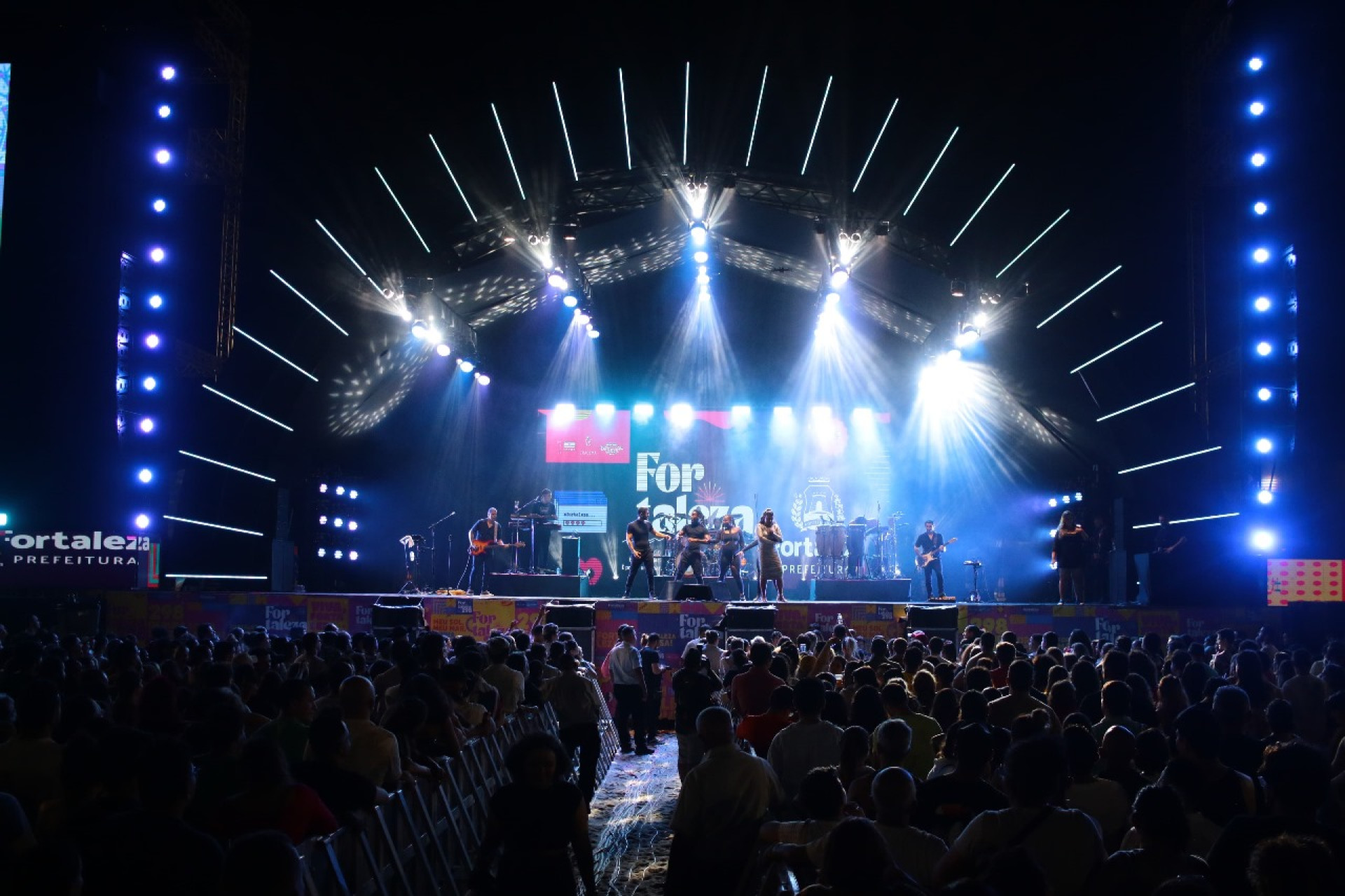 Preta Gil encerrou programação do aniversário de Fortaleza no Aterro da Praia de Iracema, neste sábado, 13