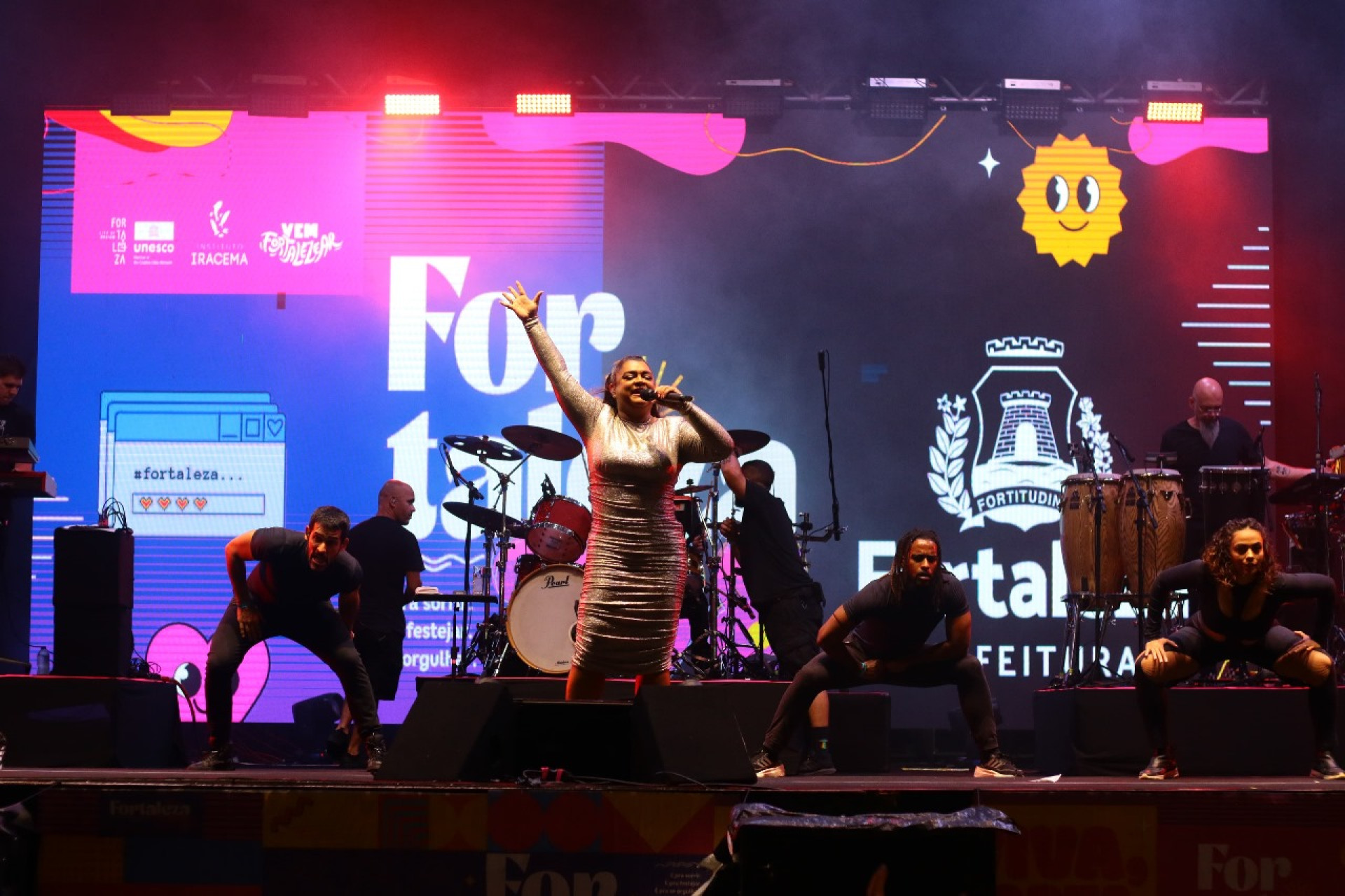 Preta Gil encerrou programação do aniversário de Fortaleza no Aterro da Praia de Iracema, neste sábado, 13