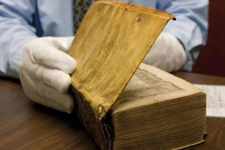 o livro encadernado com pele humana tem mais de 300 anos. 