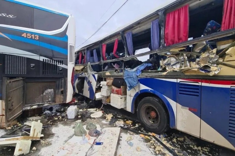 O veículo invadiu um posto de combustível e colidiu em outro ônibus e em um caminhão que estavam estacionados