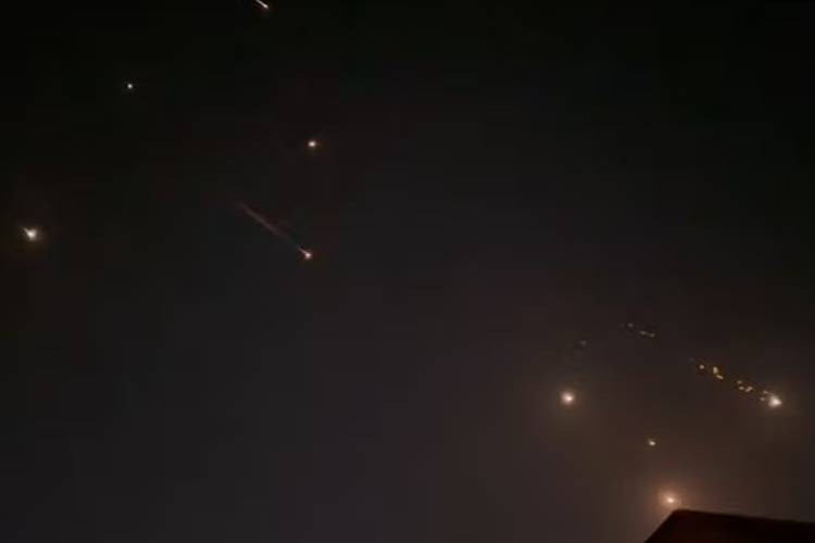 Imagens do exército israelense mostram mísseis e drones no céu do país após ataque do Irã