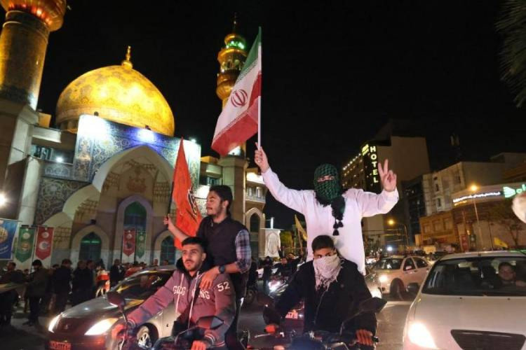 Iranianos comemoram ataque contra Israel, primeiro registrado na história