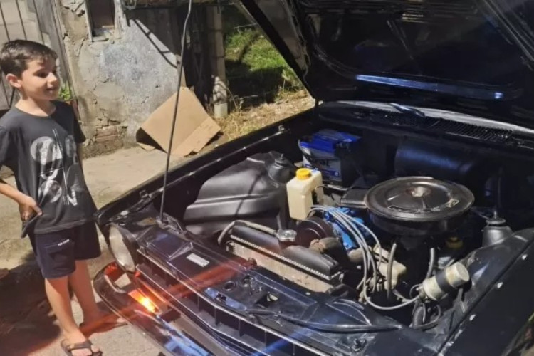 Max é apaixonado por carros antigos desde bebê