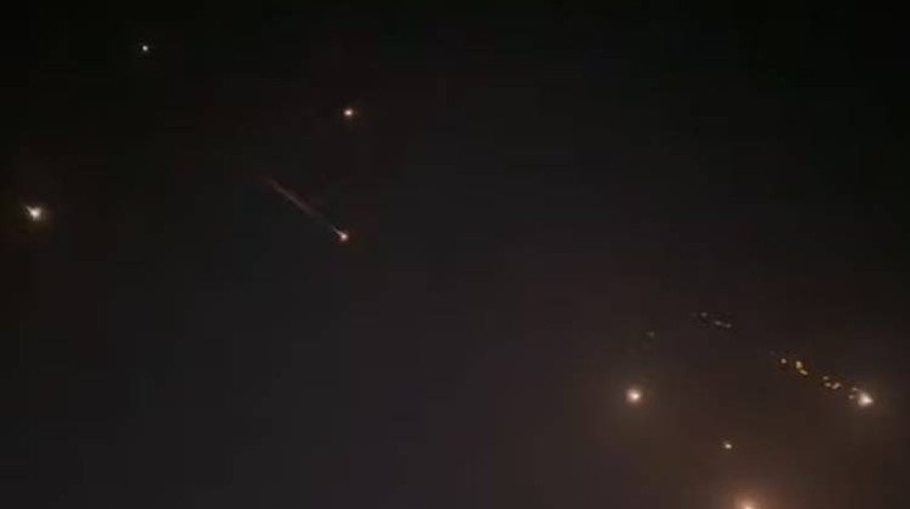 (Imagem de apoio ilustrativo) M&iacute;sseis e drones no c&eacute;u 