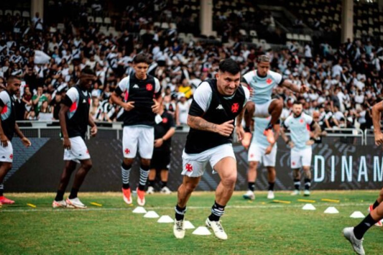 Jogador foi ao país natal visitar a mãe, que passa por problemas de saúde. Chileno também saiu lesionado em jogo do Vasco contra o Grêmio
