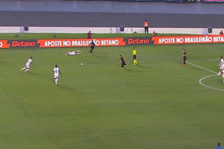 Análise do VAR: Pênalti para o Flamengo em Bruno Henrique e expulsão de Maguinho