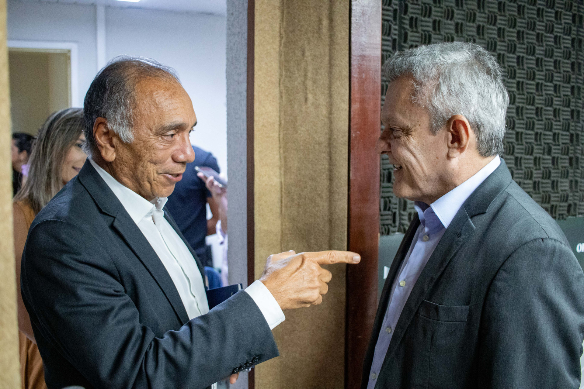 ￼JOSÉ Nunes, novo presidente da Enel Ceará, e o prefeito de Fortaleza, José Sarto, se encontraram em agenda de entrevistas na rádio O POVO CBN (Foto: Samuel Setubal)
