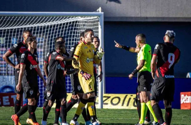 Os árbitros suspensos estiveram nas partidas Vasco x Grêmio, Atlético-GO x Flamengo e Corinthians x Atlético