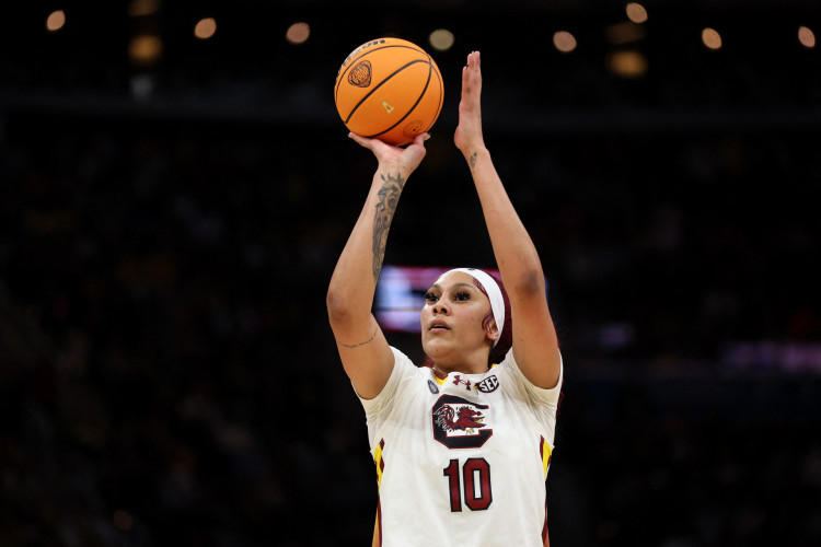 Brasileira Kamilla Cardoso no jogo South Carolina x Iowa Hawkeyes pela NCAA