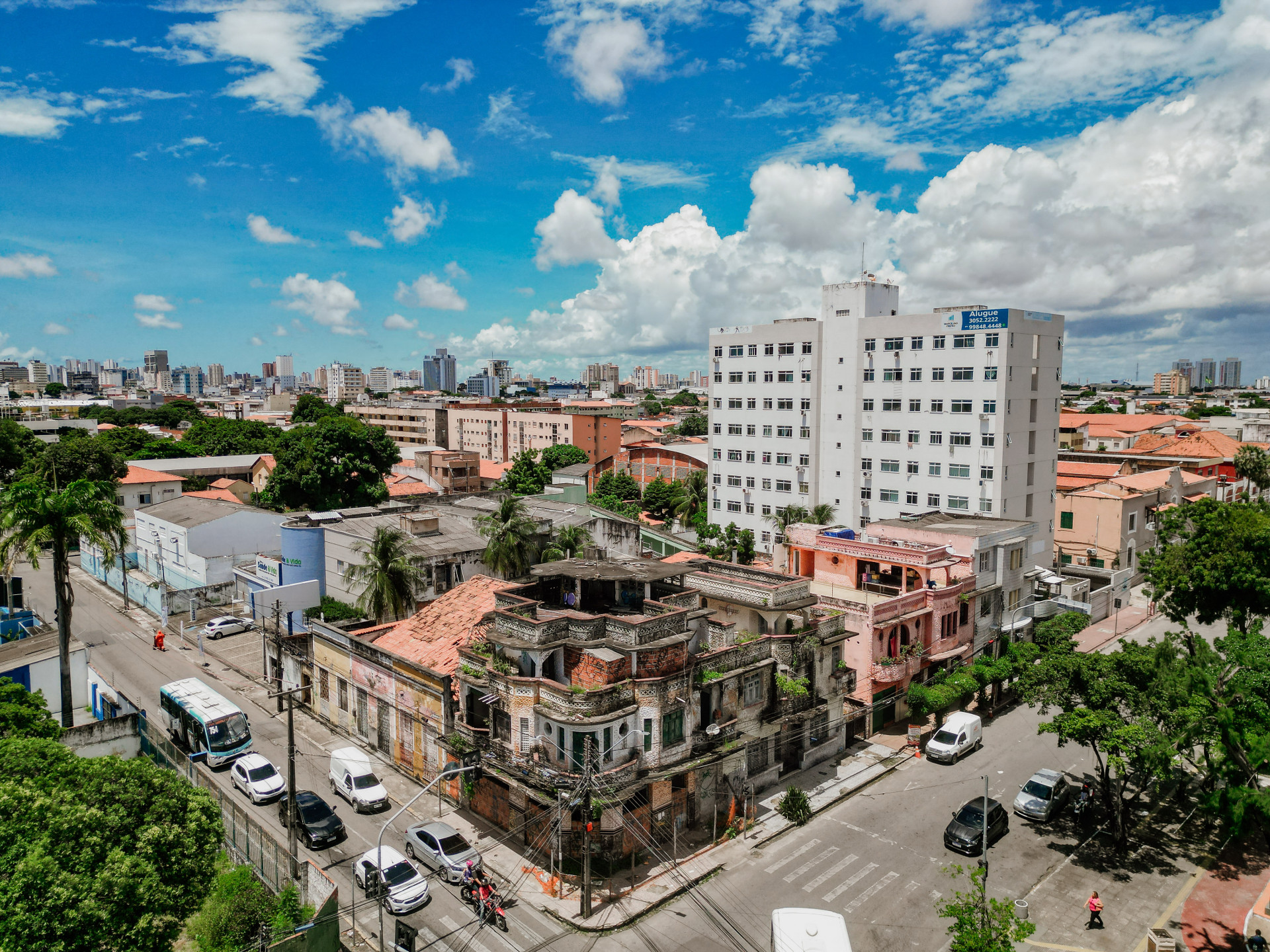 ￼MANSÃO construída na década de 1930 está interditada  (Foto: AURÉLIO ALVES)