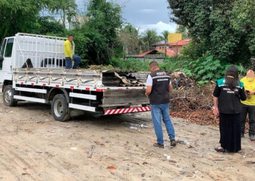 Agefis apreendeu caminhão que realizava descarte de material inadequado no bairro Luciano Cavalcante, em Fortaleza.