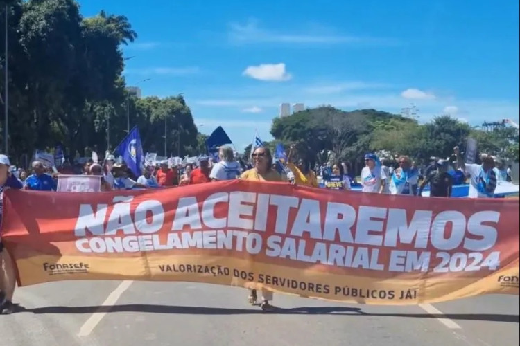 Servidores públicos promovem atos em Brasília com o intuito de pressionar o governo Lula 