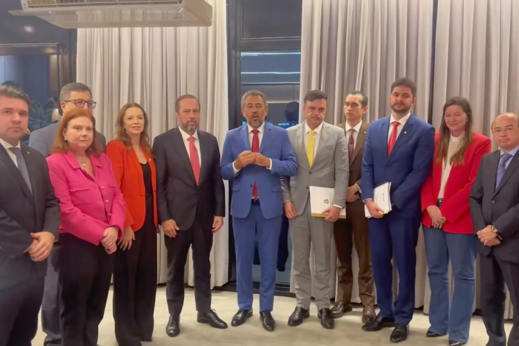 Governador Elmano de Freitas (PT) entregou ao Ministro das Minas e Energia, Alexandre Silveira, junto a parlamentares estaduais e federais do Ceará, dossiê sobre 
