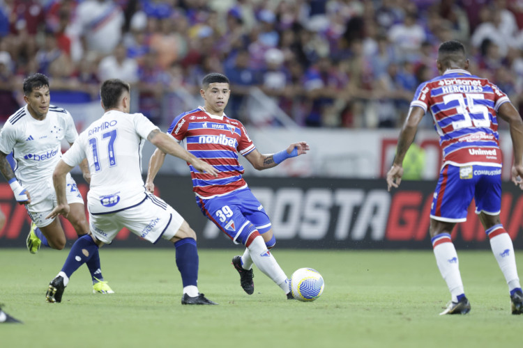 Machuca e Ramiro disputam lance no jogo Fortaleza x Cruzeiro, no Castelão, pela Série A 2024 
