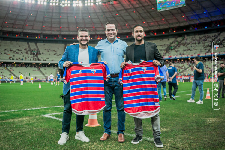 Pedro Sotero e Guilherme Lyra, da Seleção Brasileira, posam com camisa do Fortaleza na Arena Castelão