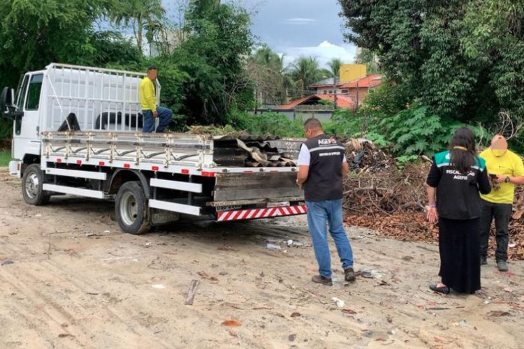Agefis apreendeu caminhão que realizava descarte de material inadequado no bairro Luciano Cavalcante, em Fortaleza.