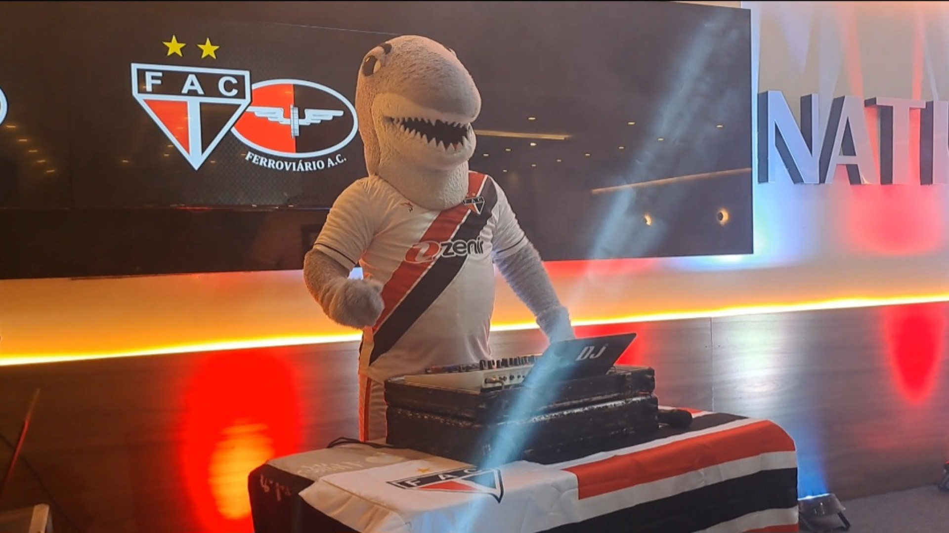 Tutuba animou a festa e puxou o hino do clube com os torcedores