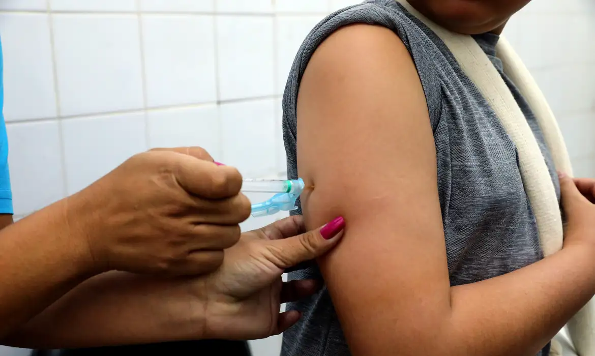 Há 1 milhão de unidades da vacina contra a dengue prontas para distribuição (Foto: © Paulo H. Carvalho/Agência Bras)