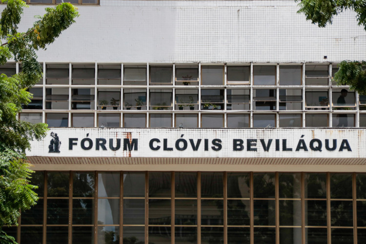 Foto de apoio ilustrativo (fachada do Fórum Clóvis Beviláqua). Justiça condenou quatro réus pelo assassinato de um frentista em Fortaleza
