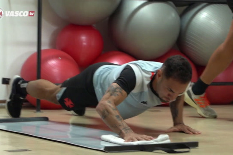 Vasco treina com foco no Clássico dos Gigantes