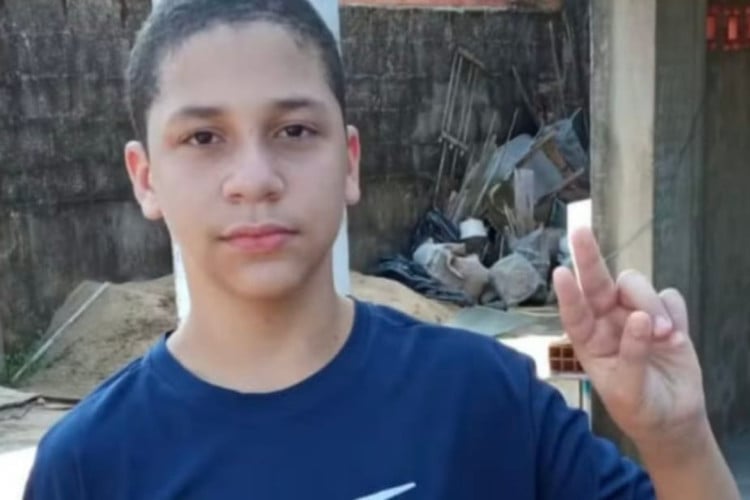 Estudante de 13 anos morreu uma semana após ter sido vítima de agressão. Dois colegas de classe teriam pulado sobre o adolescente em uma escola estadual em São Paulo