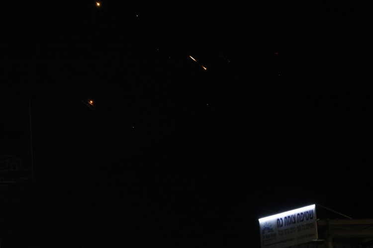 Foto de 14 de abril de 2024 mostra mísseis interceptados que dispararam do Irã em direção a Israel