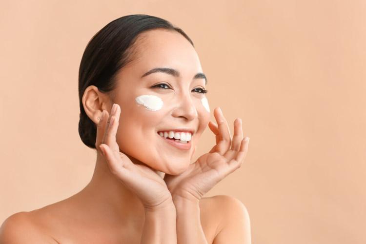 Cuidar da pele durante o outono evita o ressecamento (Imagem: Pixel-Shot | Shutterstock)