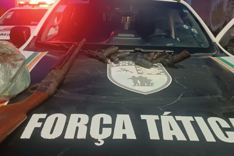 Armas de fogo encontradas com grupo de sete homens que entrou em confronto com a PM em Sobral. Três homens morreram