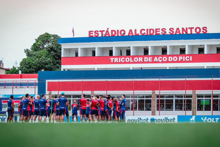 Comissão técnica e jogadores conversam em treino do Fortaleza no Centro de Excelência Alcides Santos, no Pici