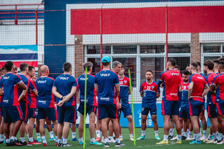 Técnico Vojvoda e jogadores conversam em treino do Fortaleza no Centro de Excelência Alcides Santos, no Pici