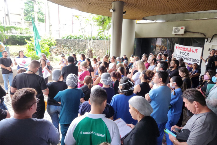 Servidores paralisaram por duas horas para ato em busca de reestruturação de plano de cargos e carreiras