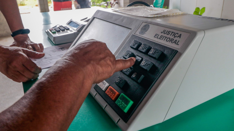 Foto de apoio ilustrativo: jovem com Transtorno do Espectro Autista (TEA) recebe certidão de quitação eleitoral por prazo indeterminado, em Boa Viagem

