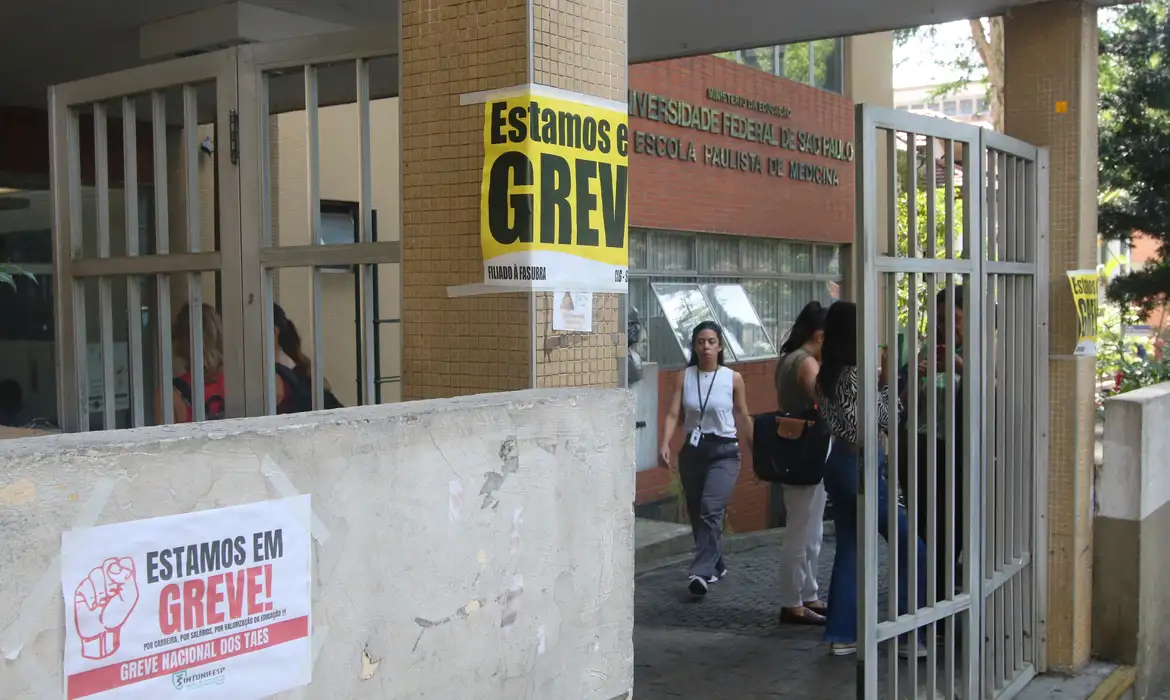 Governo propõe a servidores da educação reajuste de 9% em 2025 (Foto: © Rovena Rosa/Agência Brasil)