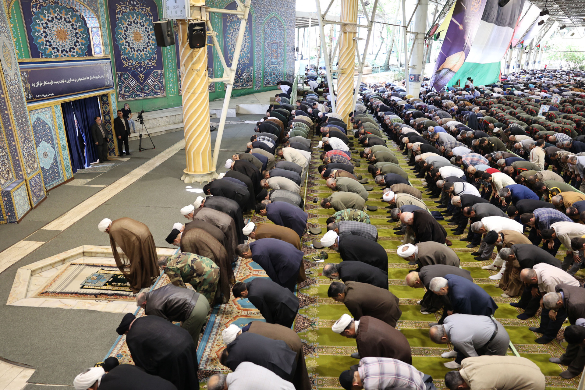 ￼IRANIANOS em oração do meio-dia de sexta-feira em Teerã (Foto: Atta KENARE/AFP)