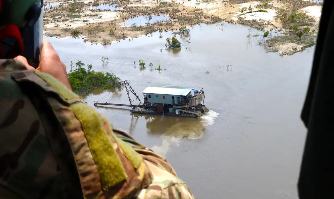 Na Amazônia, 77% do garimpo está a menos de 500 m de cursos d’água (Foto: © Policia Federal/divulgação)