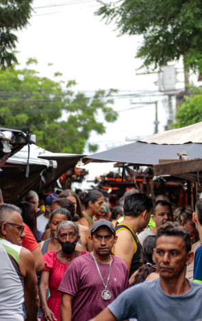 Feira das Goiabeiras, na Barra de Ceará, atrai moradores de toda a região vizinha(Foto: Yuri Allen/Especial para O Povo)