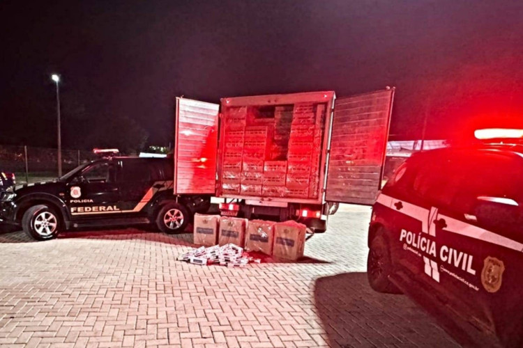 Veículo levava cerca de 20 mil maços de cigarros de origem paraguaia embalados em 400 caixas