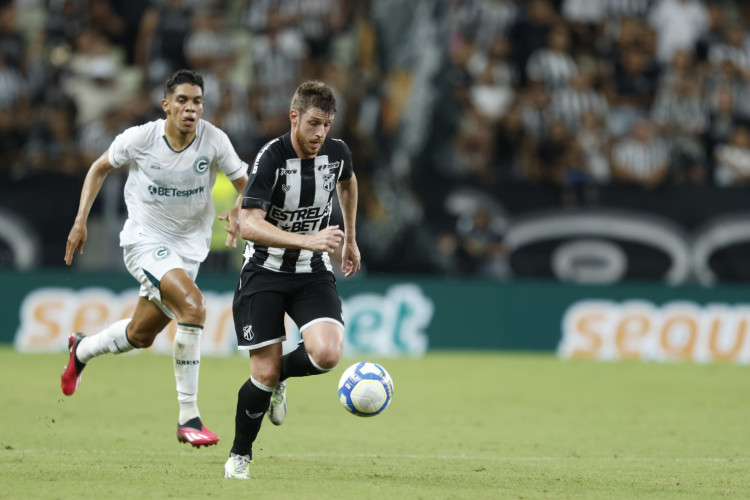 Aylon durante jogo do Ceará contra o Goiás, na abertura da Série B 2024, na Arena Castelão.