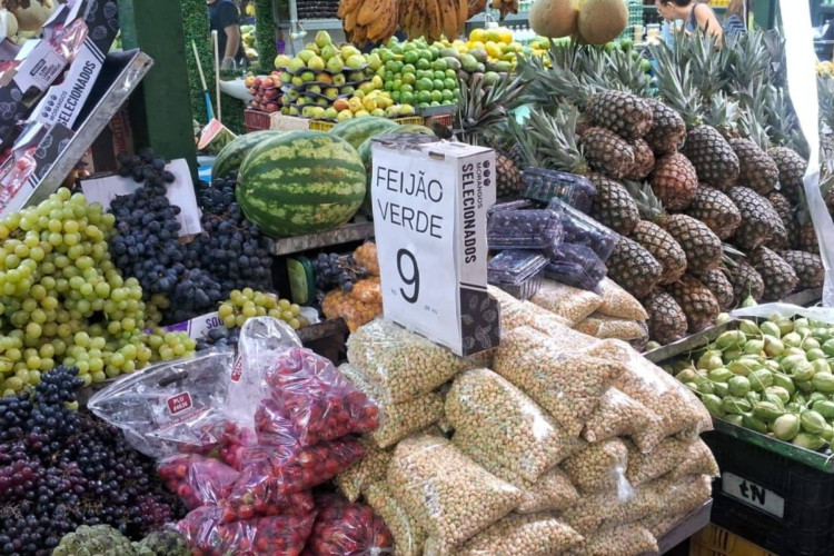 Mercado São Sebastião recebeu grande movimentação de pessoas neste sábado, 20. Quilo do feijão verde pôde ser encontrado no local por R$ 9.