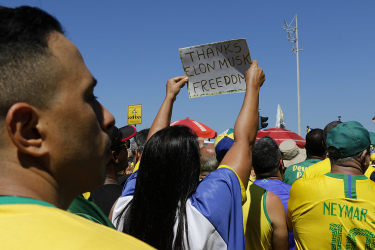 Apoiadores do ex-presidente Jair Bolsonaro com mensagens em apoio ao magnata Elon Musk, em ato em Copacabana, Rio de Janeiro