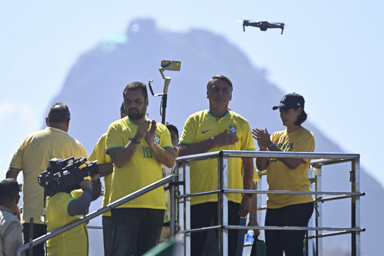 O ex-presidente Jair Bolsonaro (PL) e a ex-primeira-dama Michelle Bolsonaro em ato no Rio de Janeiro