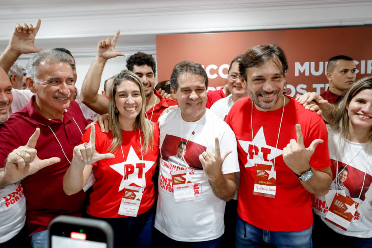 ￼EVANDRO com os ex-pré-candidatos Artur Bruno, Larissa e Guilherme