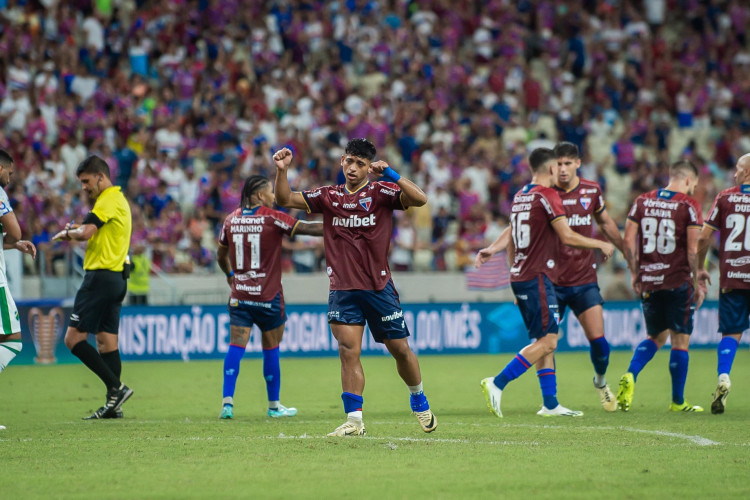 Kervin Andrade comemora gol na vitória do Fortaleza diante do Altos-PI, na Arena Castelão, pela Copa do Nordeste. 