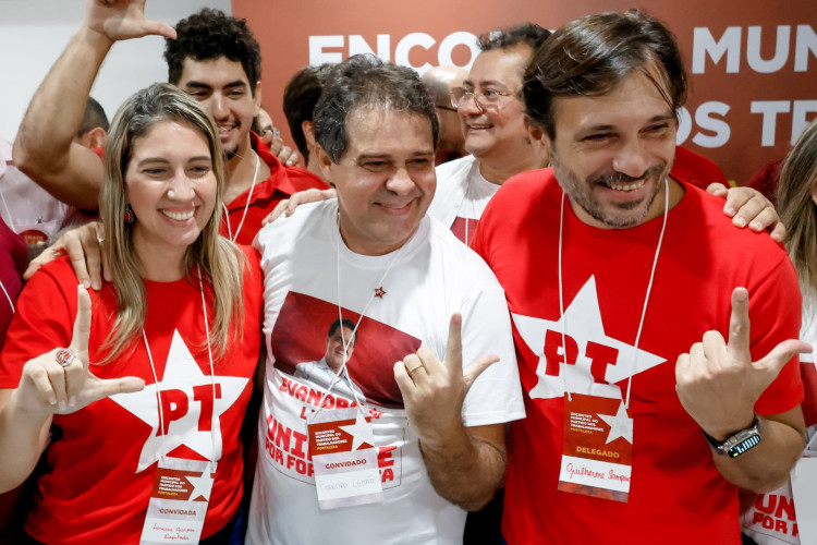 Evandro Leitão entre os ex-pré-candidatos Larissa Gaspar e Guilherme Sampaio