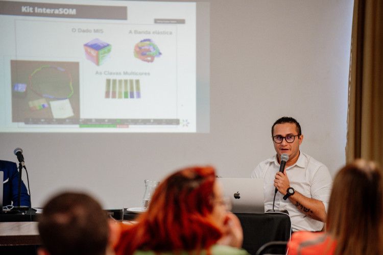 ￼PALESTRA de Rodrigo Félix sobre o desenvolvimento de habilidades sociais